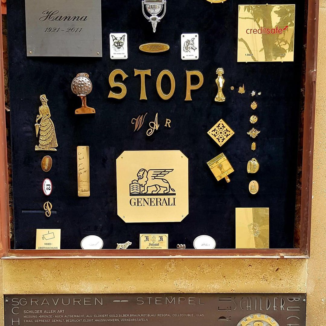 Auf einem weißen Tisch steht eine Skulptur.