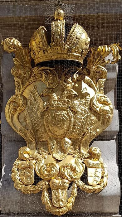Ein graviertes Schwert liegt auf Steinboden.