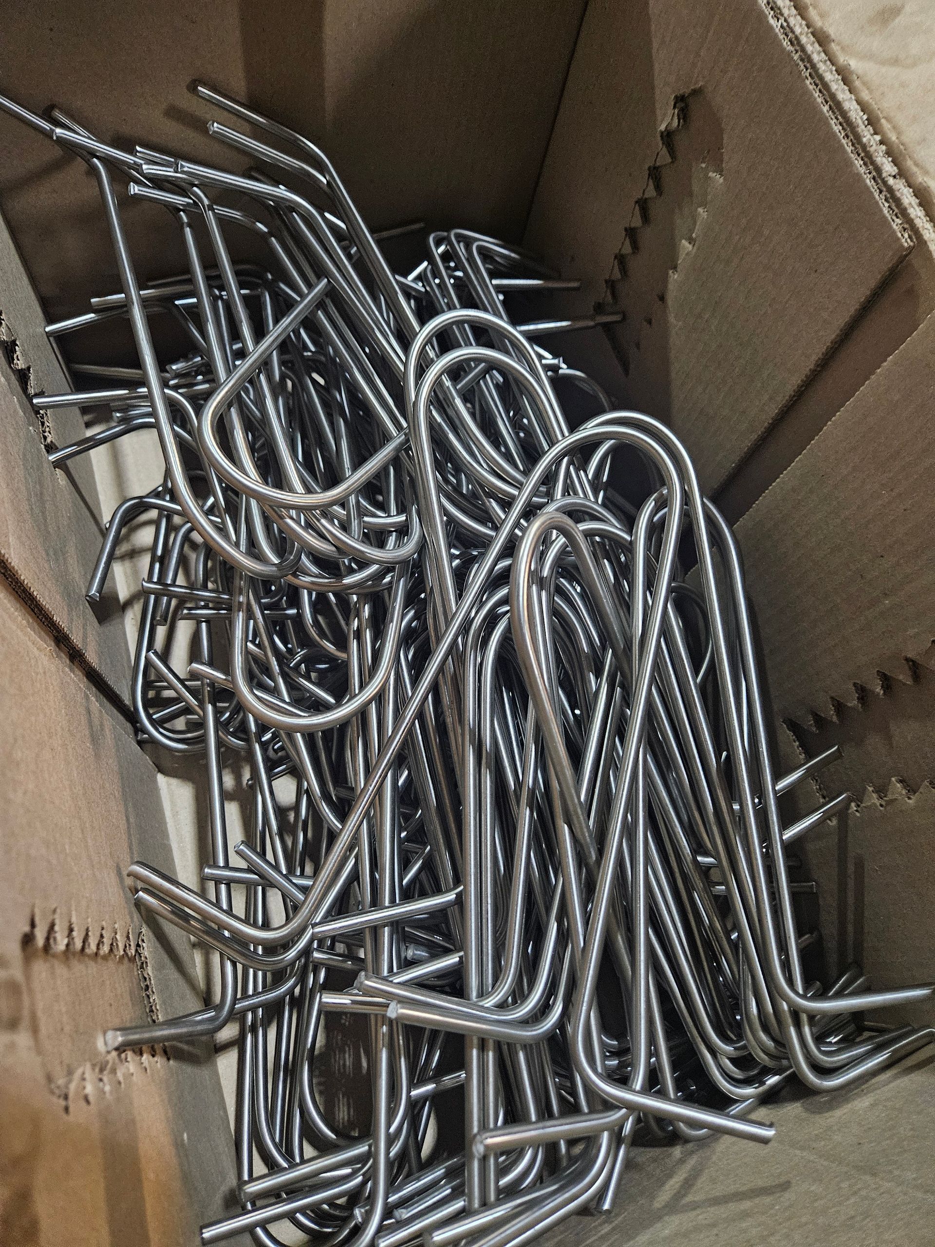 Une boîte remplie d'un tas de fils métalliques