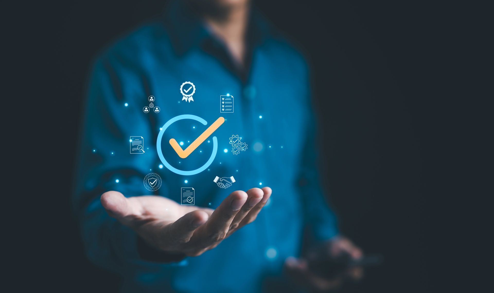 Persona que sostiene un icono de marca de verificación digital, rodeado de símbolos de garantía de calidad.