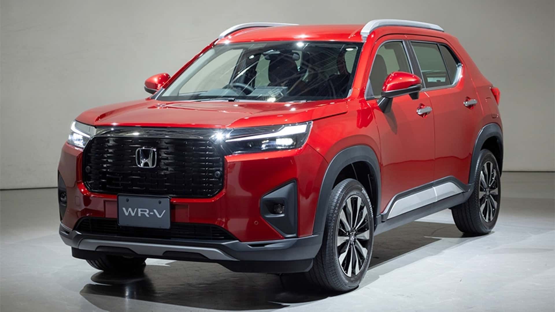 SUV compacto vermelho em exposição, apresentado em um estúdio com piso branco brilhante.