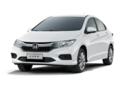Carro Honda City sedan branco sobre um fundo branco.