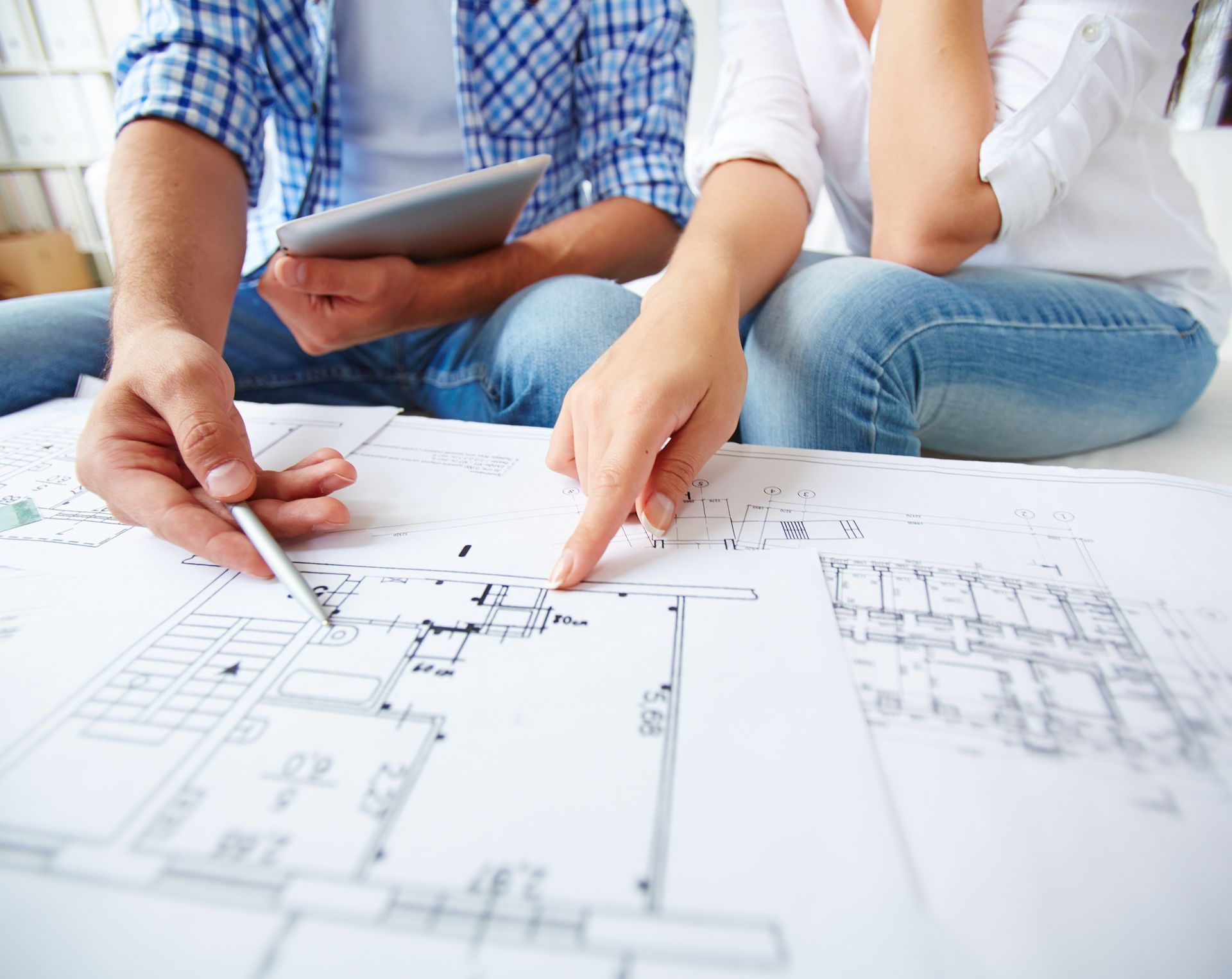 Casal analisando projeto de construção de imóvel antes do financiamento