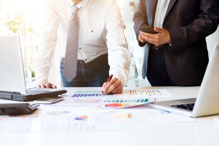 Executivos analisando dados e projeções para planejamento financeiro e captação de recursos em 2027