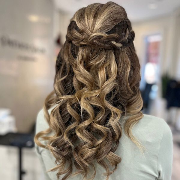 Long curly half-up hairstyle in blonde and brown tones