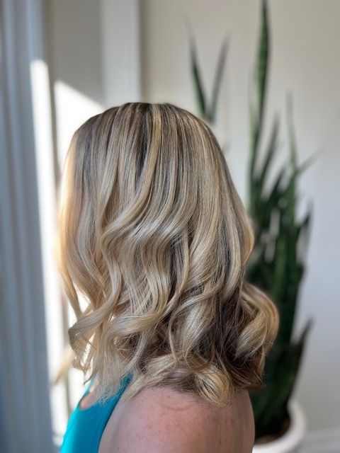 Blonde wavy bob haircut
