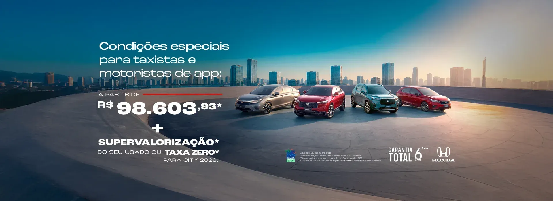 Carros esportivos de luxo em uma estrada litorânea iluminada, com texto promocional e preços em espanhol.
