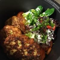 Eine Nahaufnahme einer Schüssel mit Fleisch und Gemüse.