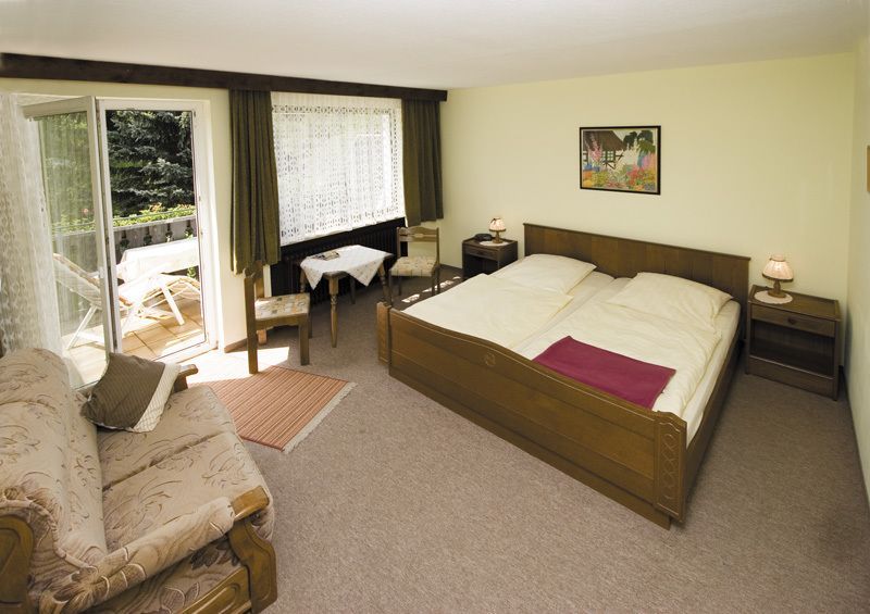 Ein Schlafzimmer mit großem Bett und Couch