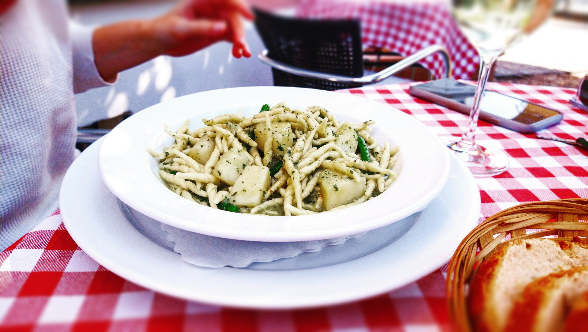 Auch für Vegetarier ist immer etwas mehr als Pasta Napoli dabei: Gemelli mit Brechbohnen, Kartoffeln und Basilikumpesto