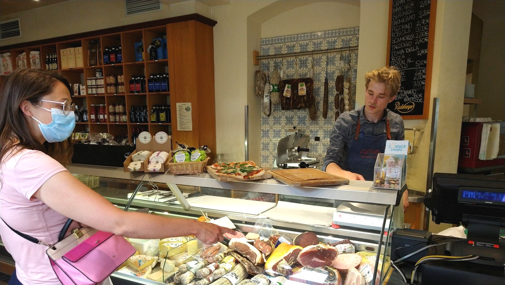 Im hauseigenen Feinkostladen gibt es italienische Salami, Schinken, Käse und Alles, was das italophile Feinschmeckerherz erfreut. ob zum mitnehmen oder als mitbringsel für Freunde und die Lieben zu Hause, hier wird jeder fündig.