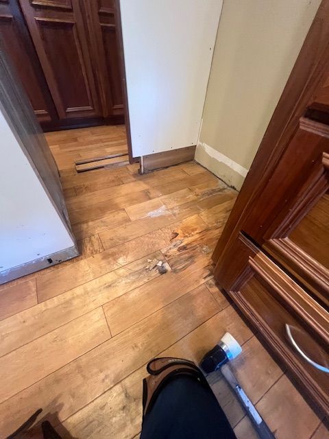 Repairing cracked laminate flooring planks in a home