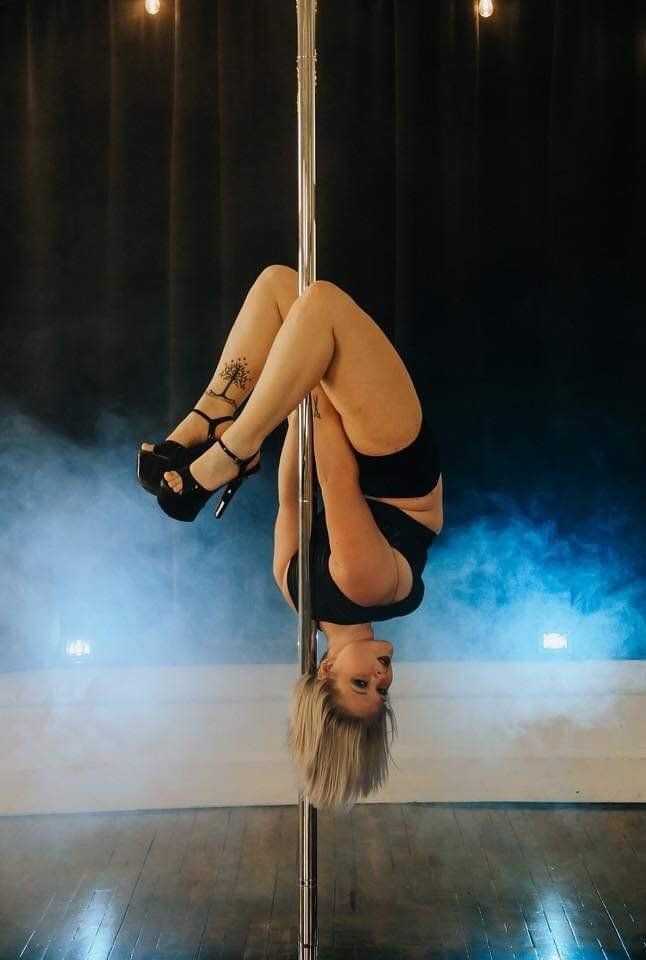 Intermediate_Pole_Fitness_Class_Student