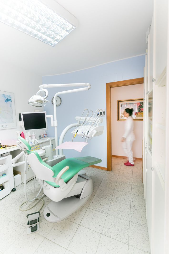Dentista controlla igiene orale