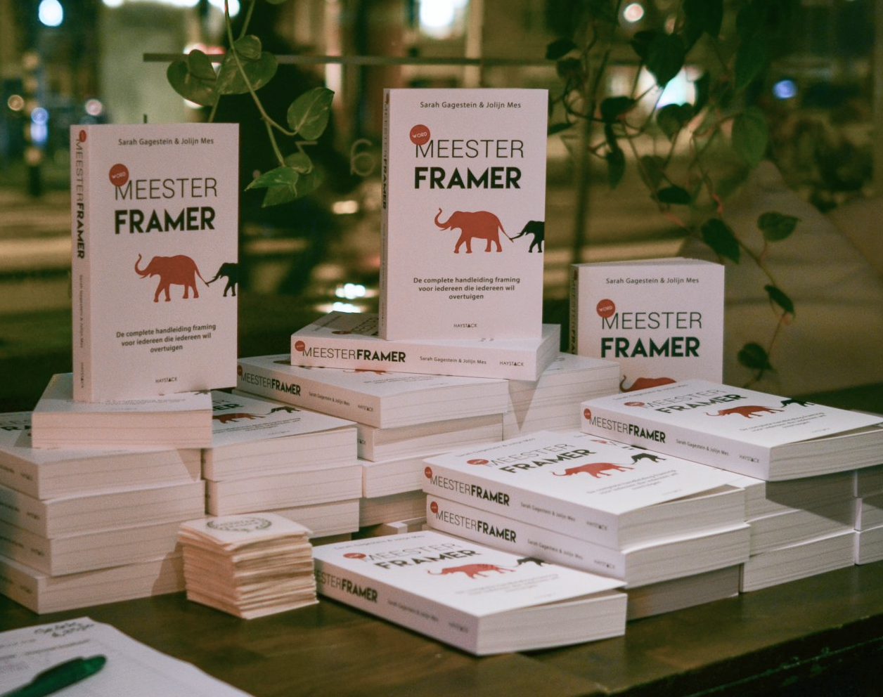 Stapels witte boeken en displays van 