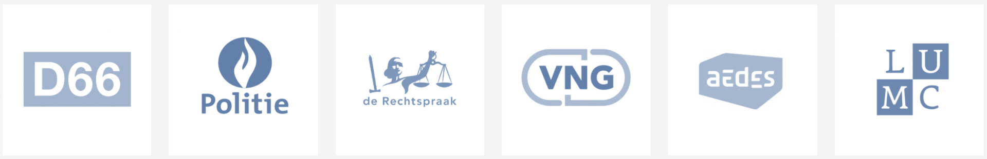 Een rij van zes kleine blauw-witte logo's op een witte achtergrond, waaronder D66, PvdA, VNG en UMC.