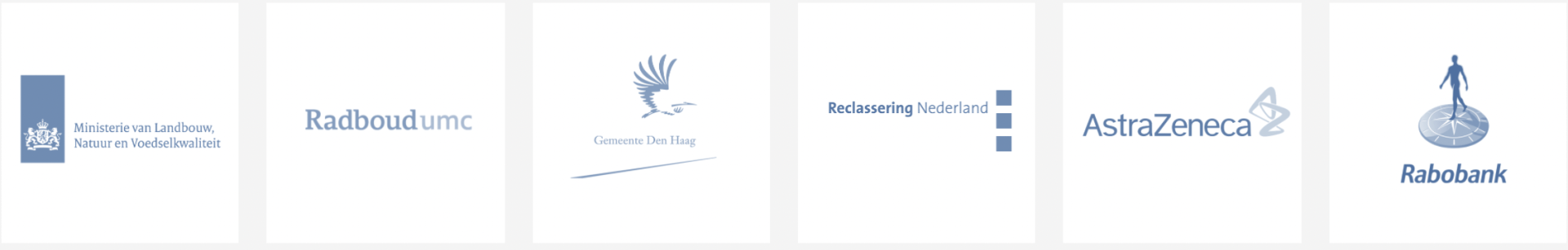 Een rij van zes kleine blauw-witte logo's op een witte achtergrond.