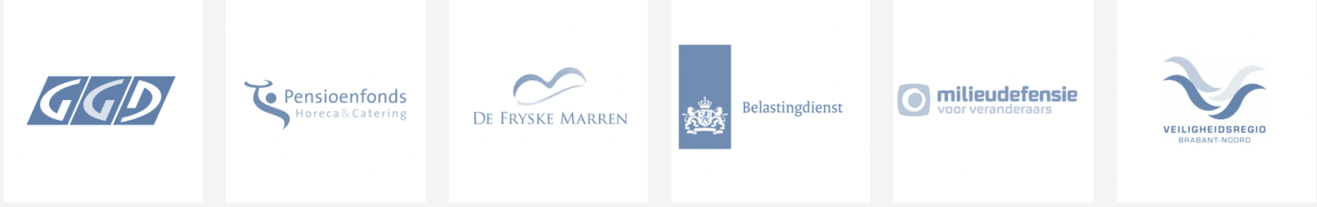 Rij van zes blauw-witte organisatielogo's op een witte achtergrond.
