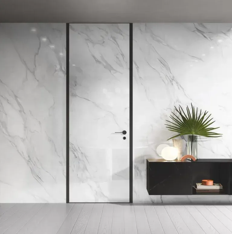 Moderna parete in marmo bianco con porta coordinata e tavolino nero decorato.