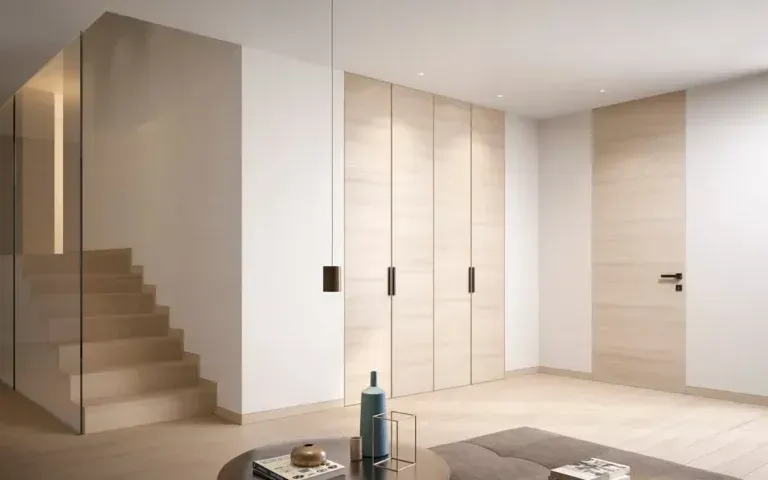 Interni moderni con porte in legno, scala e arredamento minimalista.