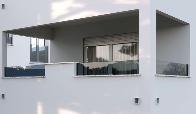 Moderno edificio bianco con balconi e ringhiere in vetro.