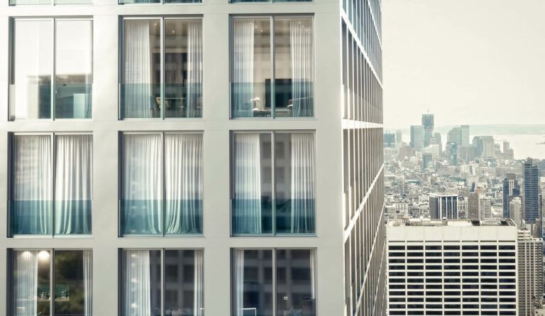Grazioso condominio con ampie finestre, con vista sullo skyline della città.