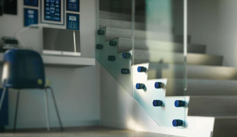 Scala in vetro con dettagli blu; scrivania e sedia sullo sfondo.