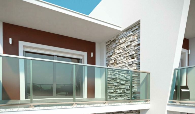 Esterno di un edificio moderno con ringhiere in vetro per balconi e parete decorativa in pietra.