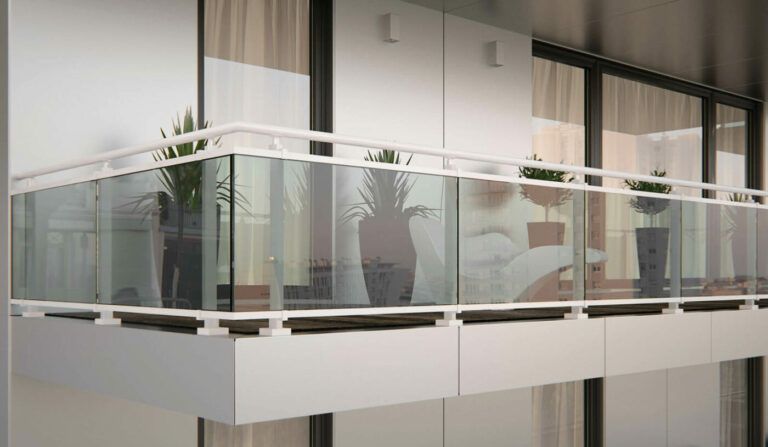 Balcone moderno con pannelli in vetro e ringhiera bianca, piante e vista attraverso il vetro.