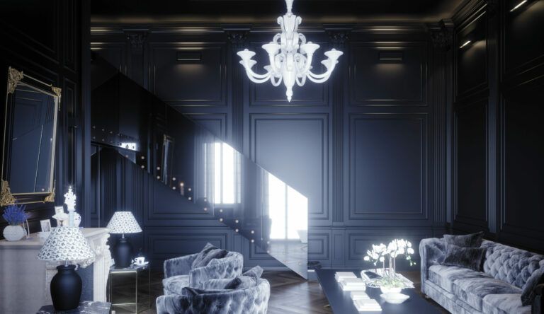 Elegante camera con pareti nere, scala, lampadario, mobili di lusso e una porta luminosa.