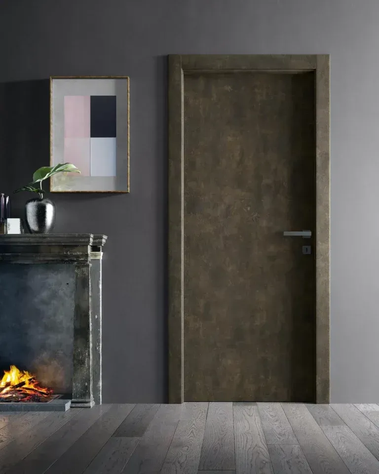Porta marrone scuro in una stanza grigia, camino sulla sinistra, opera d'arte sulla parete.
