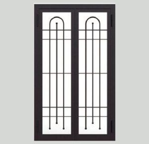 Finestra con cornice scura, due pannelli di vetro, barre nere verticali e design superiore arcuato.