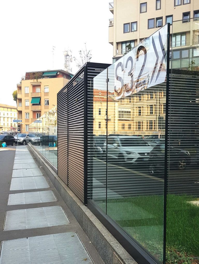 Struttura nera e in vetro con un cartello con la scritta
