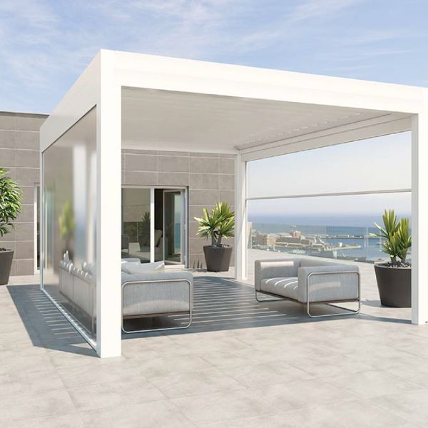 Pergola bianca con pannelli laterali traslucidi, posti a sedere all'aperto, piante in vaso e vista sulla città.