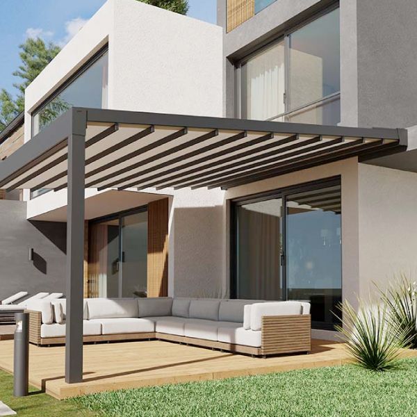 Patio moderno con pergolato grigio, terrazza in legno chiaro e divano componibile bianco.