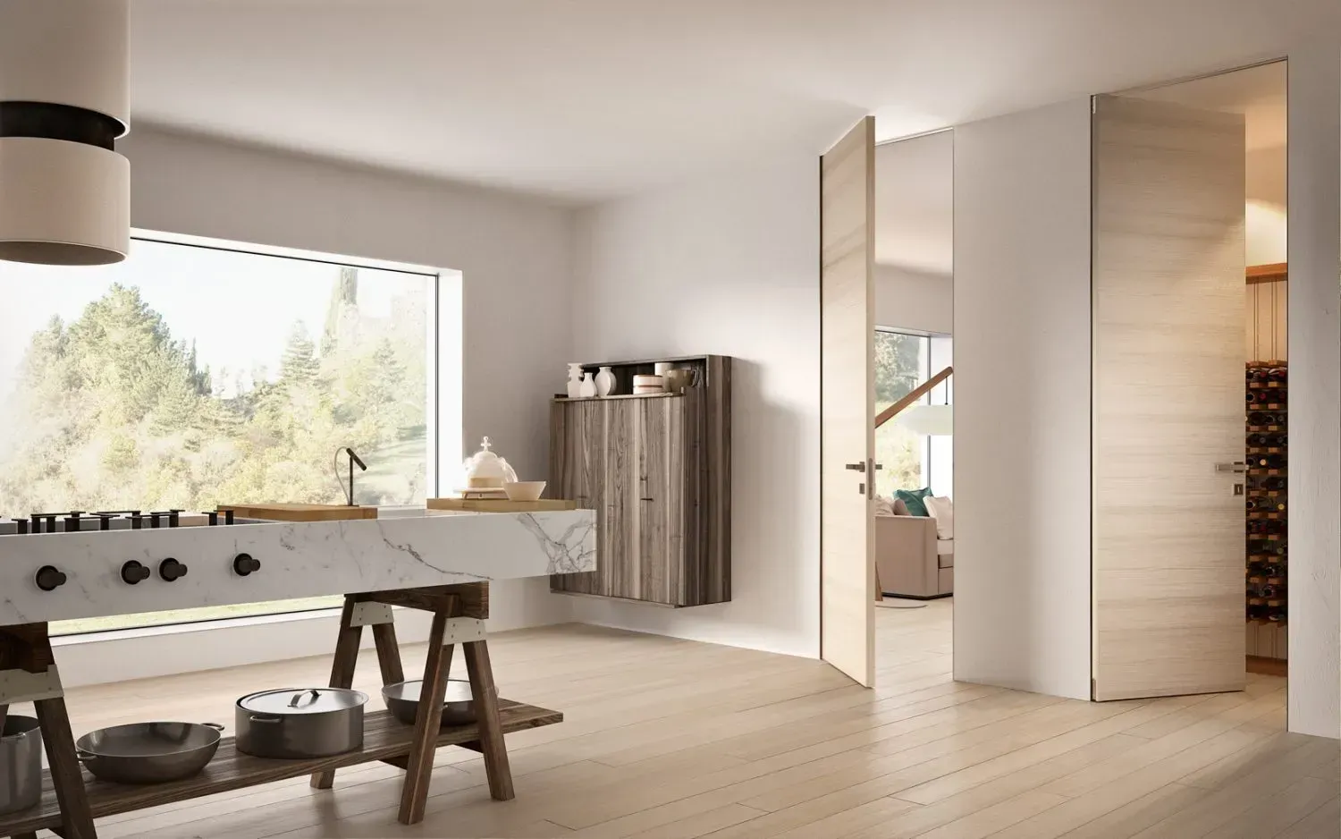 Cucina moderna con ampia finestra, isola in marmo, mobili in legno e pavimento in legno chiaro.
