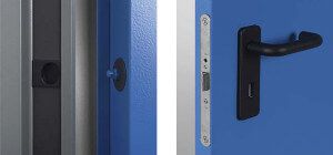Porte in metallo blu e grigio con maniglie e ferramenta nere.