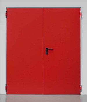 Porte doppie rosse con maniglia e cerniere nere su una parete bianca.