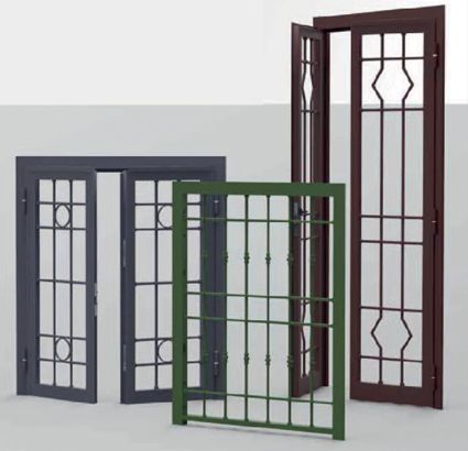 Quattro telai per porte/finestre in metallo di vari colori: grigio, verde e marrone, con griglie decorative.