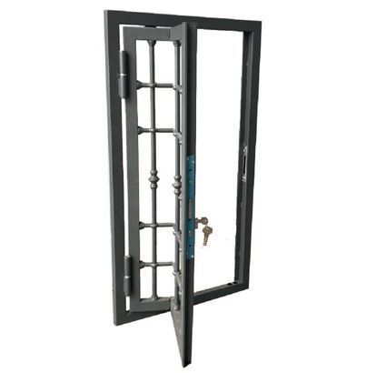 Porta in metallo nero, un'anta aperta, con barre decorative e vetri. Chiave nella serratura.