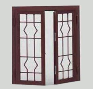 Doppia finestra marrone con barre decorative in metallo nero.