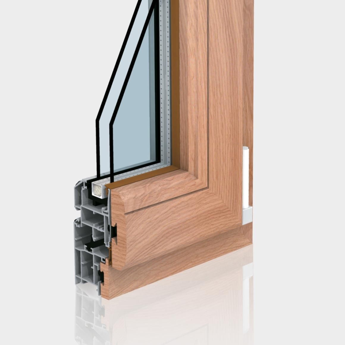 Sezione trasversale di una finestra rivestita in legno, che mostra i vetri, il telaio in legno e il profilo in alluminio, su uno sfondo neutro.