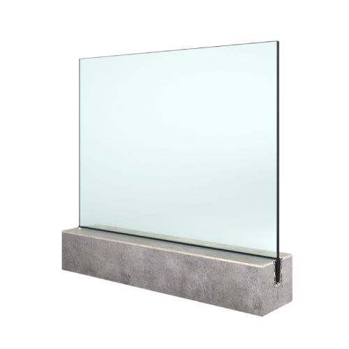 Ringhiera con pannelli in vetro su base in cemento grigio.