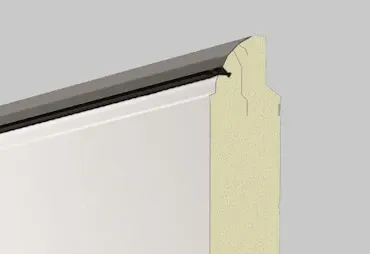 Sezione trasversale del telaio di una finestra con finiture scure, che mostra la struttura a strati e la sigillatura.