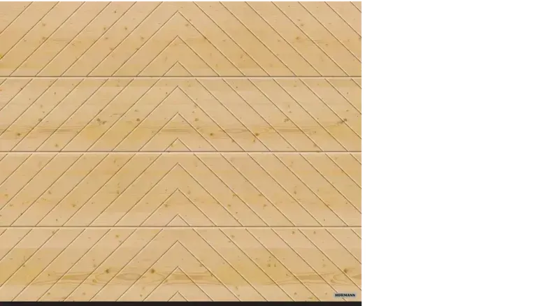 Parete in legno chiaro con motivo a chevron angolato.