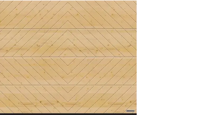 Parete in legno con motivi diagonali, colore legno naturale.