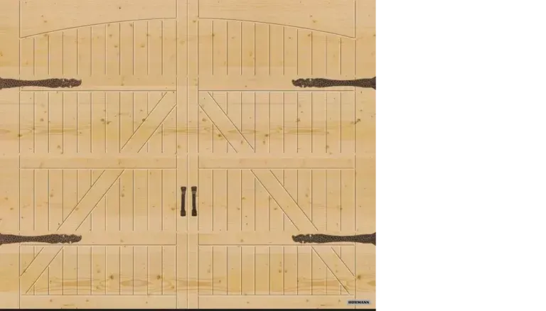 Porte da garage in legno in stile carrozza con ferramenta decorativa, viste frontalmente, non verniciate.
