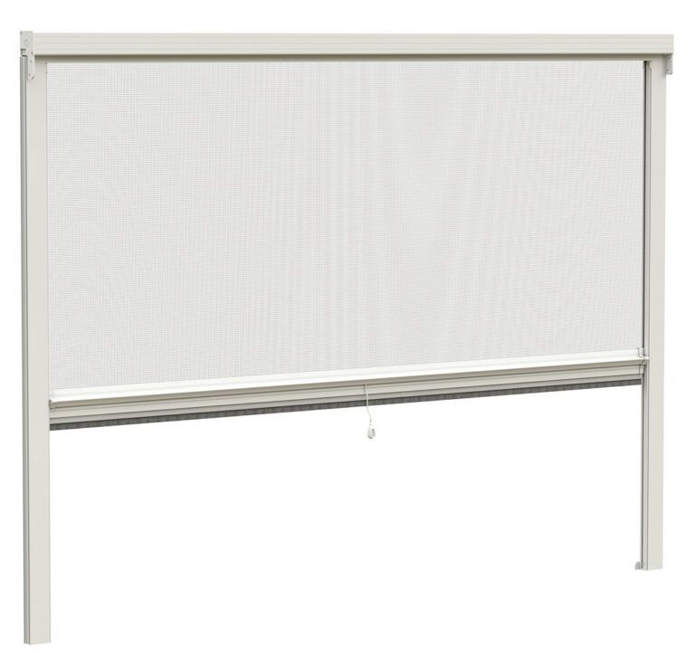 Tenda da sole retrattile bianca per esterni parzialmente aperta.