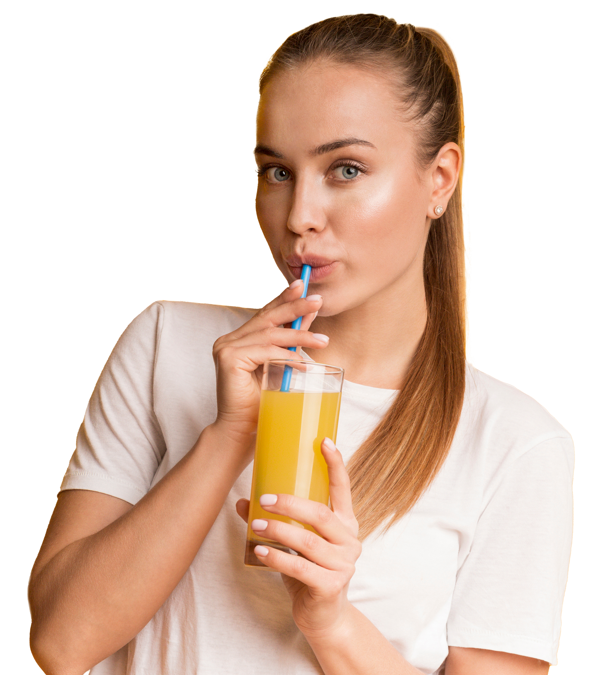 Mujer con camiseta blanca bebiendo líquido naranja de un vaso con una pajita azul.