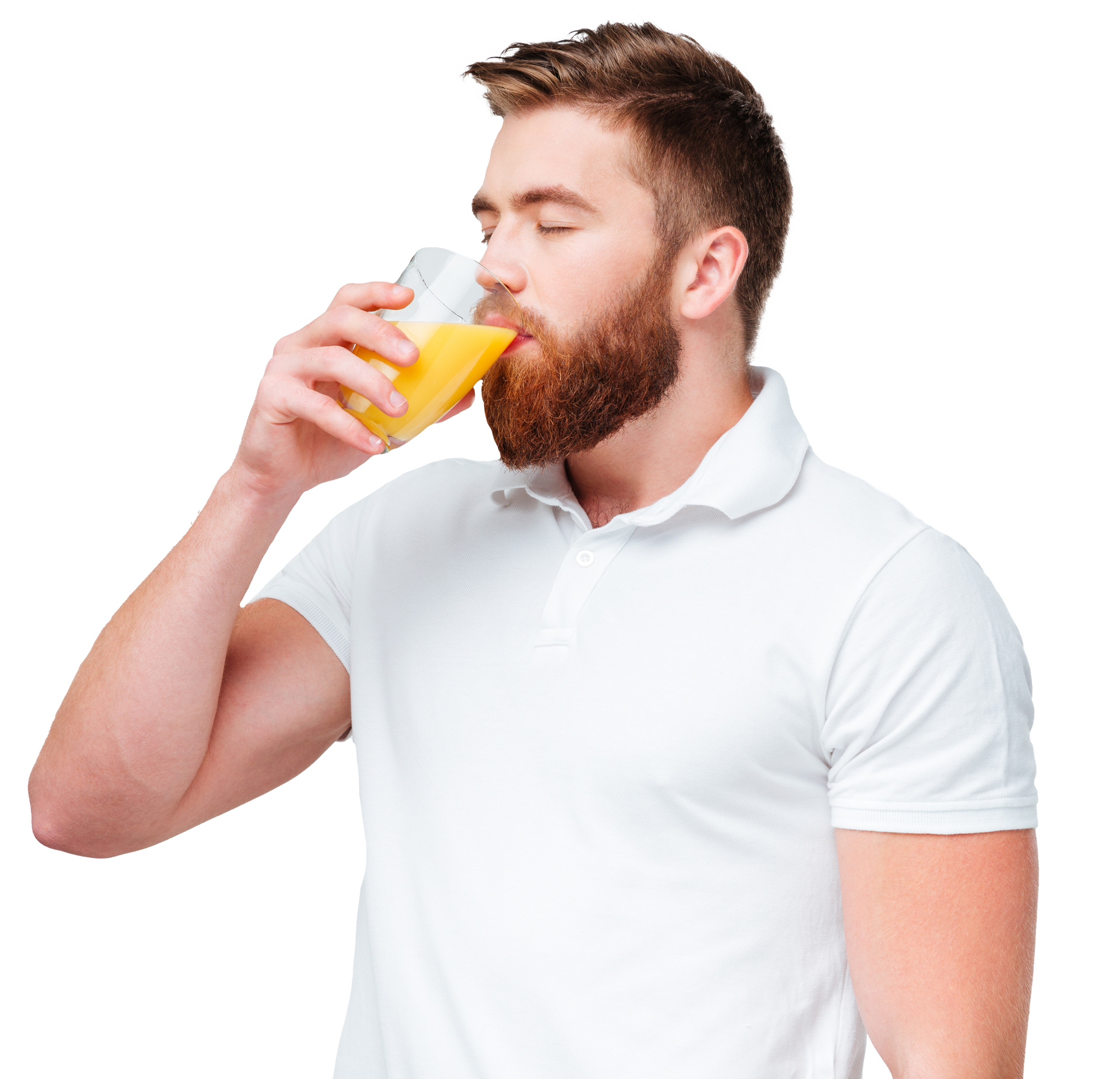 Un hombre bebe jugo de naranja de un vaso, con los ojos cerrados y vistiendo una camisa polo blanca.